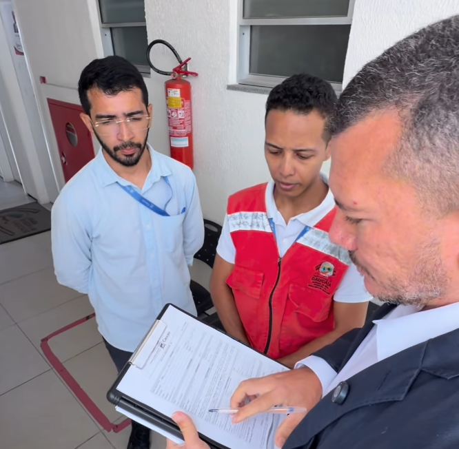 Vereador é notificado hoje durante expediente na Câmara Municipal de Caucaia por descarte irregular de lixo